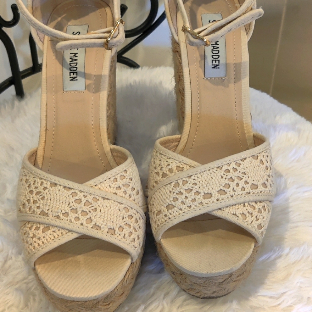 7 1/2 Natural Steve Madden Wedge sandals